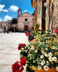 Un mazzo di fiori sul lato di un edificio di Casa Marsilla a Marzamemi