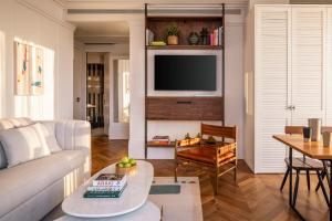 TV a/nebo společenská místnost v ubytování The George Tel Aviv