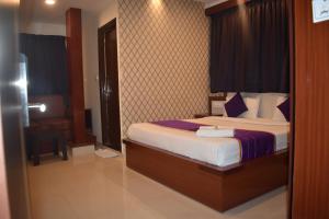 Postel nebo postele na pokoji v ubytování Hotel UR Comforts Jayanagar