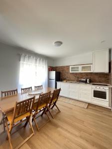 cocina con mesa de madera y sillas en una habitación en Monte dos Caramelos, en Santiago do Cacém