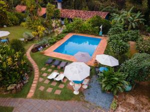 an overhead view of a swimming pool with umbrellas and chairs at Pousada das Brumas in Brumadinho