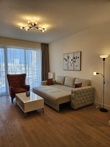 - un salon avec un canapé et une table dans l'établissement Best Apartments-Aqua-Belgrade Waterfront, à Belgrade