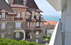 un edificio alto con un balcón en el lateral. en Mira Marvel - WIFI - Climatisation - 100m plage, en Biarritz