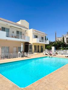 una piscina di fronte a una casa di Diana Holiday Apartment a Paphos
