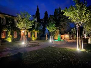 アヴィニョンにあるDomaine de Rhodes B&Bの庭の灯りを持つ夜の家