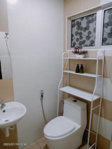 y baño con aseo y lavamanos. en Homestay Triple Q Manjung, en Seri Manjung