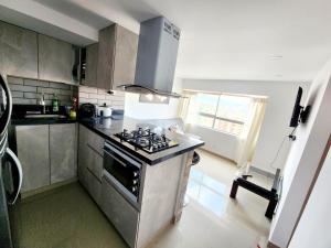 メデジンにあるApartamento con Parqueadero y Vista a la Ciudadのキッチン(コンロ付)