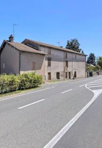 een oud gebouw aan de kant van een weg bij Le Clos des Cadots in Chaintré