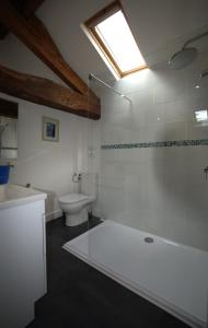 A bathroom at Meric Gites