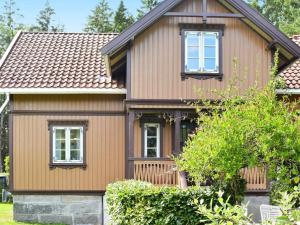 a house with a brown roof at Holiday home GAMLE FREDRIKSTAD in Trolldalen