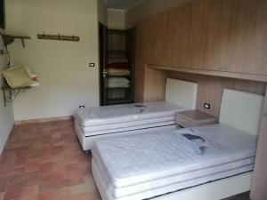 two mattresses in a room with two beds at Le Stanze di Bacco in Cagnano Amiterno