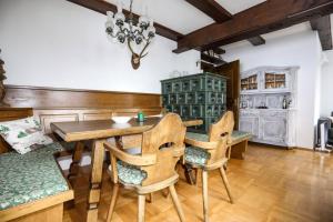 comedor con mesa de madera y sillas en Haus Grimmingblick en Zlem