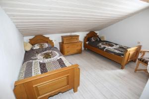 1 dormitorio con 2 camas y suelo de madera en Haus Grimmingblick en Zlem