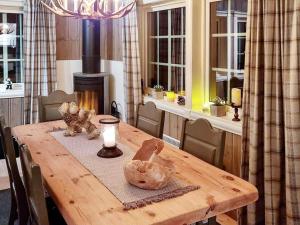 una mesa de comedor con chimenea y estatuillas de imal. en Holiday home Engerdal 