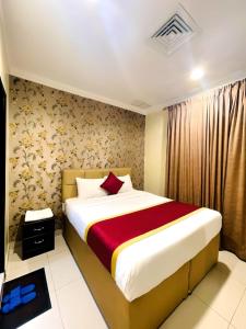 1 dormitorio con 1 cama grande en una habitación en Relax Inn Furnished Apartments Hawally, en Kuwait