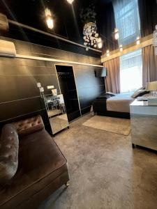 1 dormitorio con 1 cama y 1 sofá en una habitación en EVIS LTD apartments 1, en Rēzekne