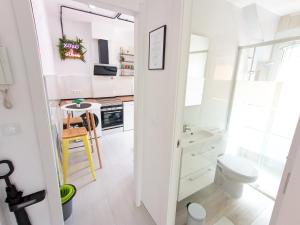 a small white bathroom with a toilet and a sink at XOXO - Arco in Ponferrada