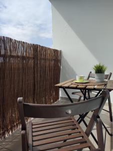 einen Holztisch und einen Stuhl auf einer Terrasse in der Unterkunft Chill Studio in Łódź