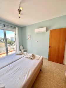 una camera con un grande letto e una finestra di Diana Holiday Apartment a Paphos