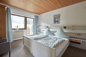 Postel nebo postele na pokoji v ubytování Landhotel Fuchs