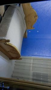 uma vista para um quarto com tecto e escadas em شقة مجهزة بالكامل em Saïdia