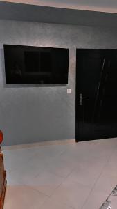 um quarto com duas portas pretas e um piso de azulejo branco em شقة مجهزة بالكامل em Saïdia