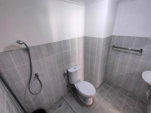 uma casa de banho com um WC e um lavatório em Made Residence and Apartment em Surabaya