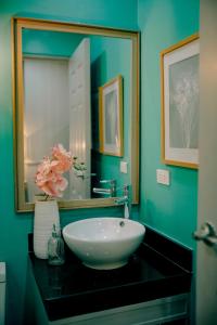 y baño con lavabo blanco y espejo. en 503 One Pontefino Towers en Batangas