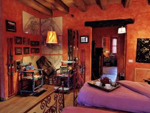 Oasi Galbusera Bianca في Rovagnate: غرفة نوم بجدران حمراء وسرير فيها
