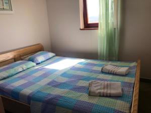 a bedroom with a bed with two towels on it at Apartman Sunce in Golubac