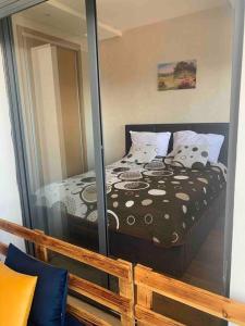 Un dormitorio con una cama con almohadas. en Cosy Appartement with sea view, en Plage de Mehdia