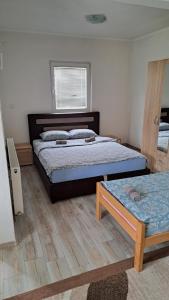 Un dormitorio con una cama y una mesa. en Apartman Natasa, en Foča