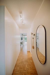 un pasillo con un espejo en la pared en Stylisches Design-Apartment, en Bad Tölz
