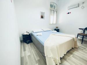 ein Krankenhauszimmer mit einem Bett und einem Tisch in der Unterkunft EMAN SWEET HOME - cozy privet unique apartment in haifa downtown in Haifa