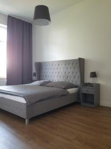 - une chambre avec un grand lit et une lampe dans l'établissement Apartment Sesamstraße, à Brême