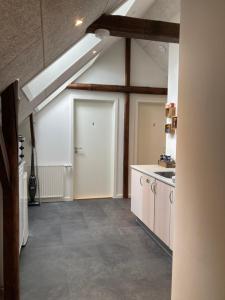 Varde Bed and Kitchen的厨房或小厨房