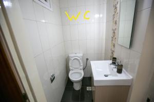 A bathroom at Harmony Apartment Kavala