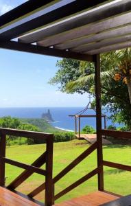 una vista sull'oceano dal ponte di una casa di Pousada Vila Nakau a Fernando de Noronha