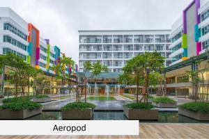 een appartementencomplex met bomen op een binnenplaats bij Aeropod SOVO Entire Serviced Studio in Kota Kinabalu