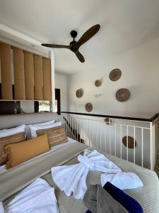 1 Schlafzimmer mit 2 Betten und einem Deckenventilator in der Unterkunft Melro in Skiathos-Stadt
