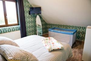 a small bedroom with a bed and a window at Gîte Version 70 in Mondrepuis