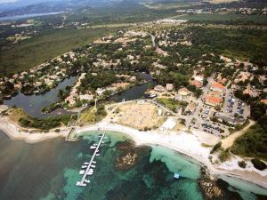 z góry widok na ośrodek z łodziami w wodzie w obiekcie Plage à pied : Mini villa Saint-Cyprien w mieście Lecci