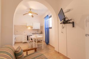Le Casupole della Guitgia في لامبيدوسا: غرفة معيشة مع طاولة وغرفة طعام