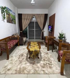uma sala de estar com um sofá e uma mesa de centro em Ilsham Guest House @ Seroja Hills BBST Sepang em Sepang