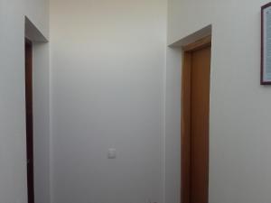 einen Flur mit zwei Türen und einer Wand in der Unterkunft Apartment Zlatoperka in Vir