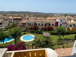 una vista aérea de una casa con piscina en ADOSADO CON VISTAS, RELAJATE Y DISFRUTA, en Ayamonte