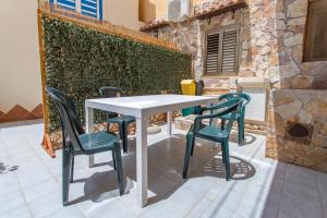 ランペドゥーザにあるLe Casupole della Guitgiaのパティオ(白いテーブル、椅子4脚付)