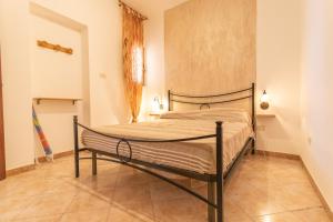 ランペドゥーザにあるLe Casupole della Guitgiaの部屋にベッドがある寝室