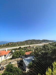 een bovengronds uitzicht op een weg en huizen met een hek bij Melro in Skiathos-stad