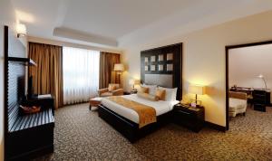 Postel nebo postele na pokoji v ubytování Ramada Plaza by Wyndham JHV Varanasi